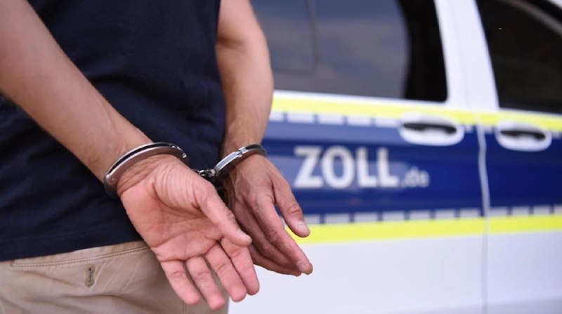 Шесть лет с конфискацией за нарушение санкций (поставку автомобилей в РФ)Согласно сообщению интернет-портала Федеральной таможенной службы Германии, таможня Эссена с прокуратурой Вюрцбурга закончили расследование дела автодилера по подозрению в нарушении эмбарго на продажу автомобилей класса люкс в РФ — Avto_voz